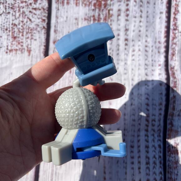 Disney x McDonalds Daisy on Soarin' Ride Toy NWOT - Picture 2 of 4